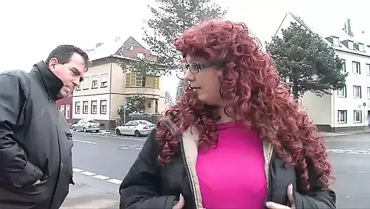 Büyük vücutlu büyük memeli kızıl saçlı orta yaşlı seksi kadın sikişiyor... Memelere boşalma