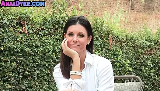 Yalnız orta yaşlı seksi kadın seks oyuncaklarıyla sert mastürbasyon yapıyor