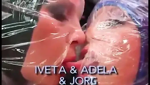 Büyük götlü maskeli sarışın ve sapık sikicisiyle lateks seks