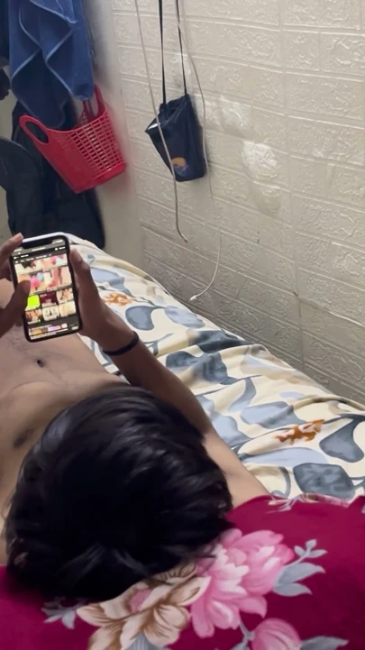 Genç twink canavar üvey babası tarafından sikiliyor