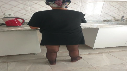Üvey annem mutfakta dolma yaparken naylon çoraplı seksi bacaklar