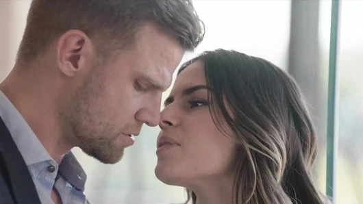 Tushy - Chanel anal arzularını tatmin etmek için her şeyi yapacak