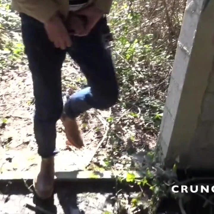 Brandon açık havada babası tarafından prezervatifsiz sikiliyor