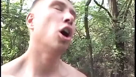 Alt çocuk dizlerinin üzerinde alır ve derin boğaz bir sert horoz