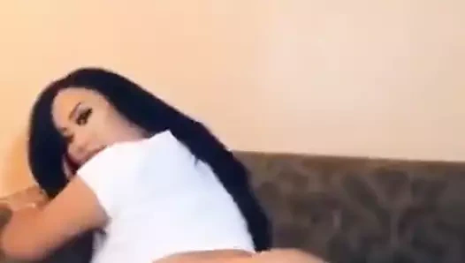 Asyalı genç kız götünü sallıyor