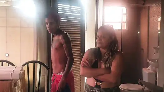 Ünlü oyuncak aktör beni ahşap kulübeye götürdü ve ahşabı ağzıma boşaltıyor