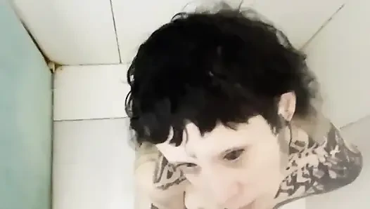 Dövmeli sürtük her damlanın ortasında asla durmuyor, her seferinde, tüm sidik