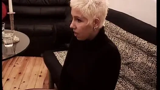 Seksi Alman sarışın oyuncaklarla oynuyor ve azgın çifti sikiyor