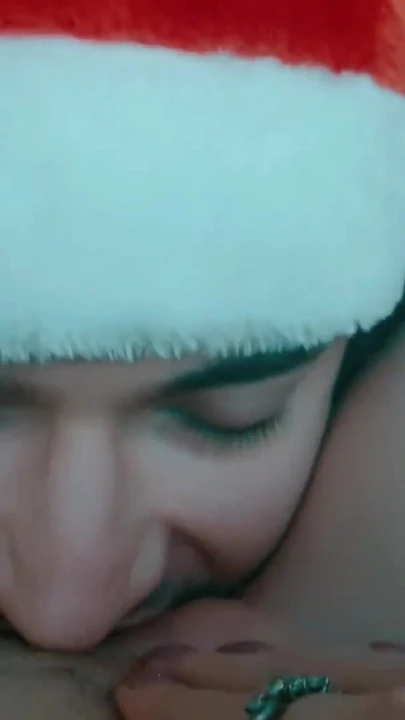 Noel Baba tatlı kız sahibesinin dileğini yerine getirdi ve ona am yalayıcı bir köle hediye etti! | Klip 1