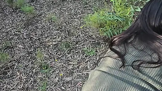 Amatör orta yaşlı seksi kadın herkesin görmesi için yolun yanında ormanda sikişiyor ve emiyor