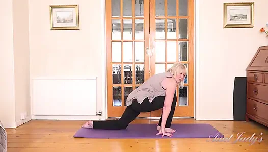 Auntjudys - büyük memeli olgun orta yaşlı seksi kadın Amy - yaramaz yoga egzersizi