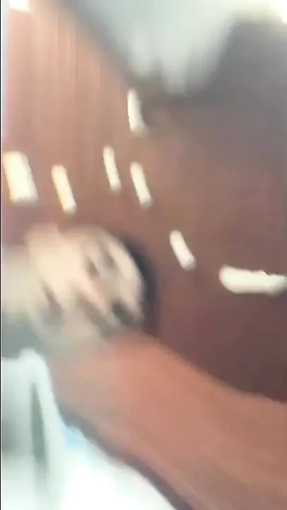 Havuzda mayoların yarağını çekiyor (yarak ve ayaklar su altında)