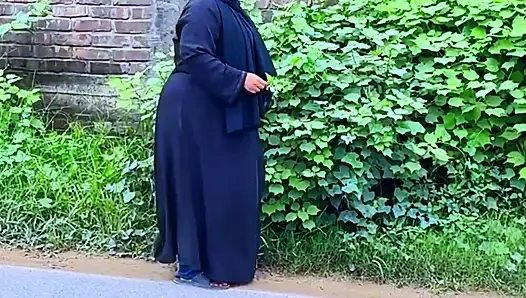 Arap ateşli üvey anne otel yatağında yoldan geldikten sonra azıyor ve büyük götünü görüyorum ve elle muameleye başlıyorum