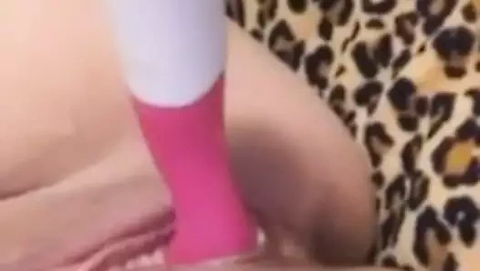 Oyuncaklarını çıkarmak için itiyor... ve yanlışlıkla fışkırtıyor!