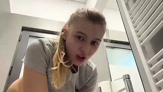 Amcığını parmaklıyor yakın çekim ve herkesin içinde dölleniyor