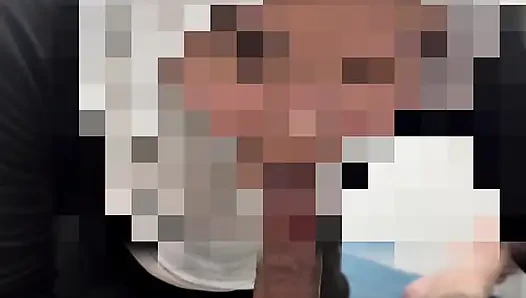 Kapşonlu Malezyalı kız boşalmaya kadar insanların sikini emiyor