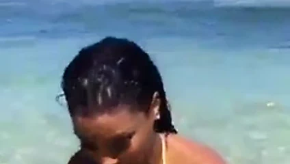 Deniz kenarında selfie çeken şirin, ne güzel bir eşek.mp