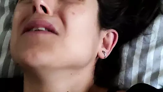 Küçük sürtük kıllı amcığının yarağı nasıl sevdiğini izleyin, Göz kamaştırıcı kız