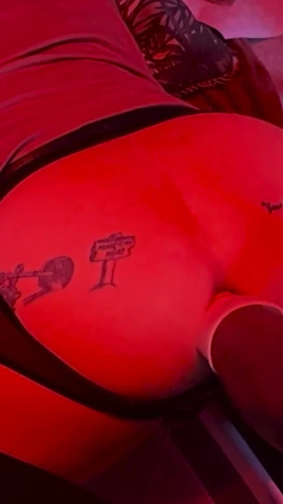 Koca, karısı tarafından sulu çift dildo ve fisting yapıyor | Bölüm 3