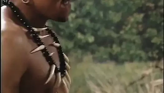 İki zenci adam sevimli esmeri ikiye bölüyor