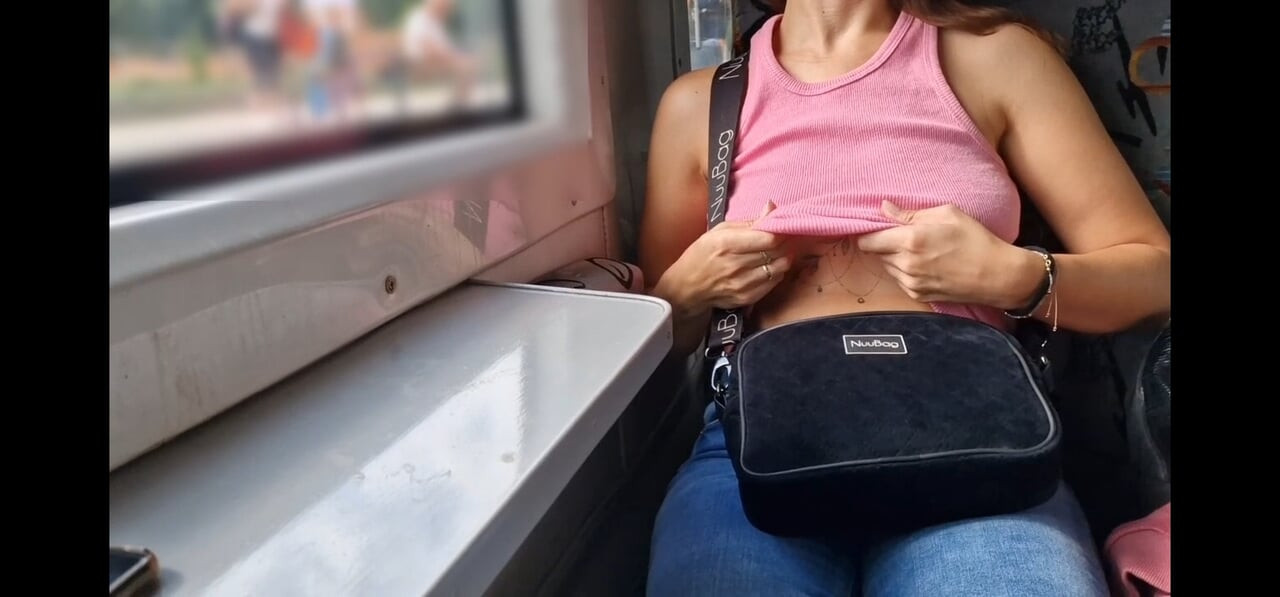 Trende herkesin içinde göğüslerimi teşhir ediyorum