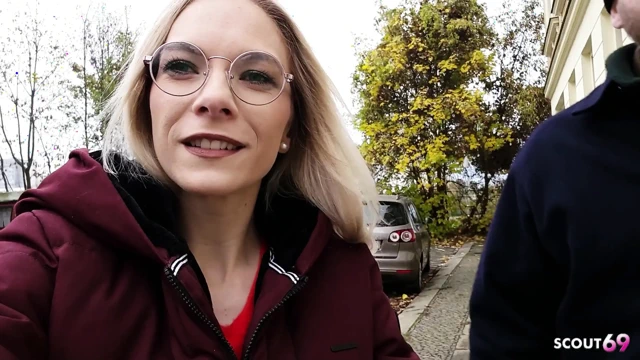 Alman kız arkadaş eş değiştirmeli 4'lü grup seks - iki sıska kız minik emily ve vivi vallentine sikiliyor