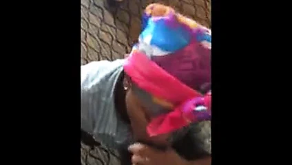 Afrika hizmetçi dizlerinin üzerinde emmek içinde otel