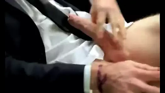 Büyük yarak arabada kravatla mastürbasyon yapıyor