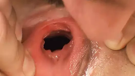 Onu da sikmek ister misin? Sıkı ve ıslak amcık sert ve derinden seviyor! Genç sürtük doluyor!