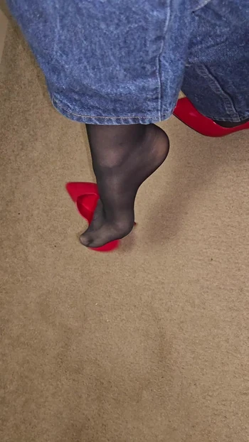 Игра с обувью Louise в нейлоне и на шпильках в джинсах