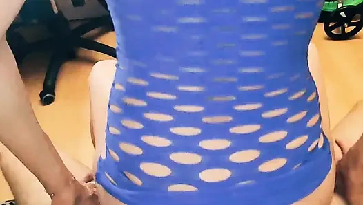 Sıska orta yaşlı seksi kadın deliklerini siktiriyor