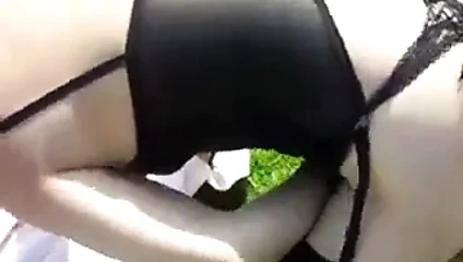 en guepiere jarretelle au jardin