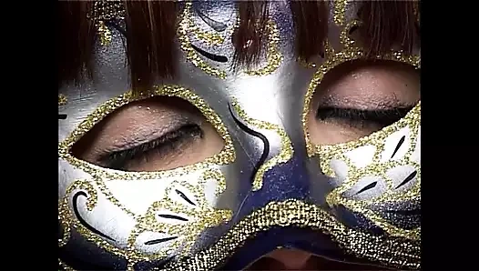 Maskeli İtalyan sürtük için seksi yoğun solo mastürbasyon