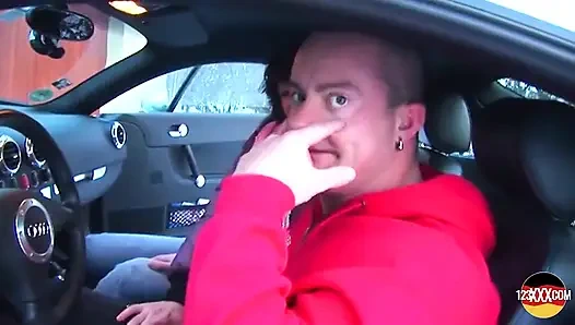 Sevimli Avrupalı kızın arabasıyla yardıma ihtiyacı vardı