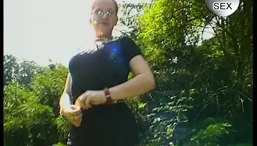 Herkesin içinde büyük bir yarak emiyor ve o buna bayılıyor