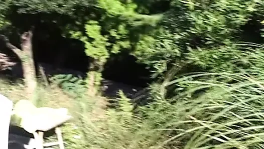 Kaslı Fransız kızlar havuz başında anal üçlü seks yapıyor