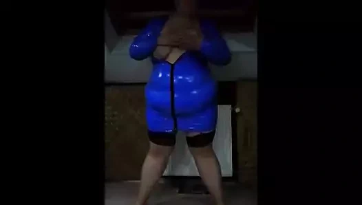 Olgun anne mavi bir cila elbisesi gösteriyor