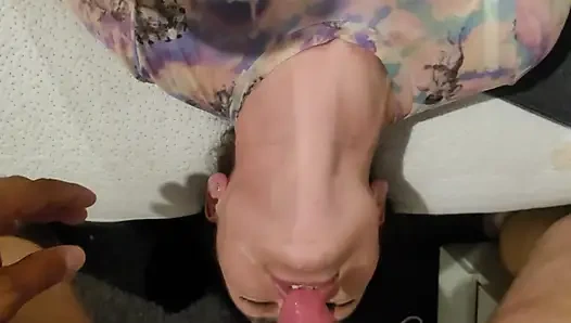 Üvey kız kardeşimi mastürbasyon yaparken kapladim!! Bu yüzden amında büyük dildoyla ona yardım ediyorum ve yüzünü sikiyorum