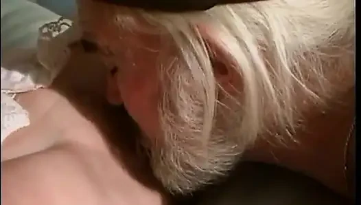 Lüks sarışın sürtük kendine ve yaşlı adamla harika bir orgazm yaşıyor