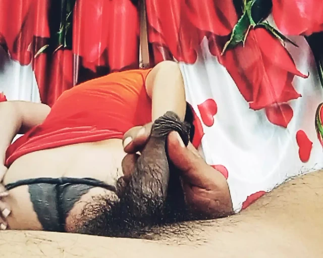 Edepsiz sürtük ağzında sert bir genç yarak almayı seviyor