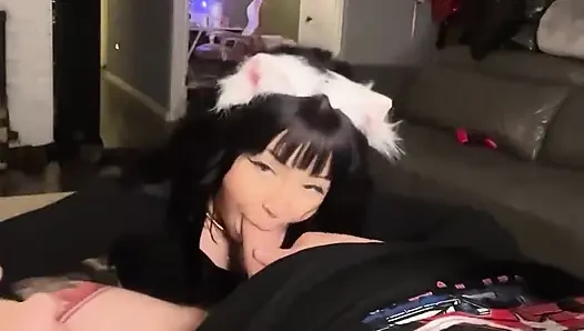 Kedi Kulaklı Sevimli Kız Büyük Bir Yarağı Emiyor