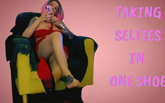 Lady Angela tek ayakkabıyla selfie çekiyor- kırmızı alt ayakkabılar fetiş orta yaşlı seksi kadın dominatrixmilf ayaklar