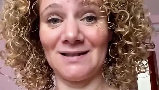 Merce içinde bir şeyle mastürbasyon yapıyor... Amının yakın çekim, inlemesini dinle