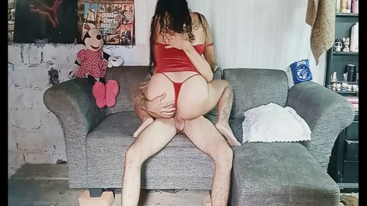 Twerking ateşli İngiliz iri güzel kadın büyük götüne biniyor ve büyük götünü kanepede acımasızca sikiyor