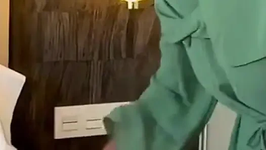 Seksi tesettürlü hizmetçi patronunu sikiyor