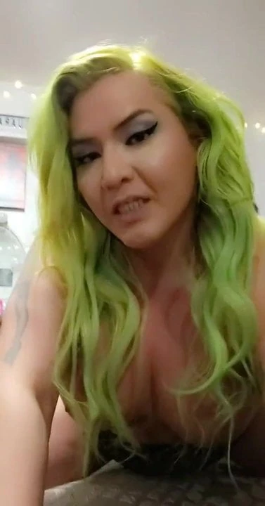 Ts Katie Klark сексуально позирует