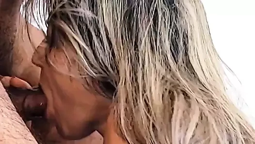 Sarışın erkeği çok emiyor, itiyor ve götünü serbest bıraktı