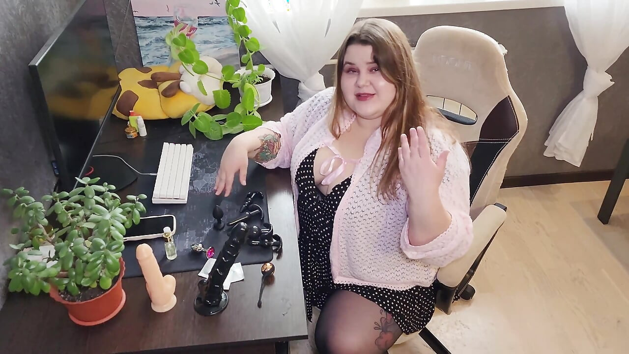 Rus seks dükkanı tombul asistan dildo ve anal tıkaçlardan oluşan bir koleksiyon gösteriyor