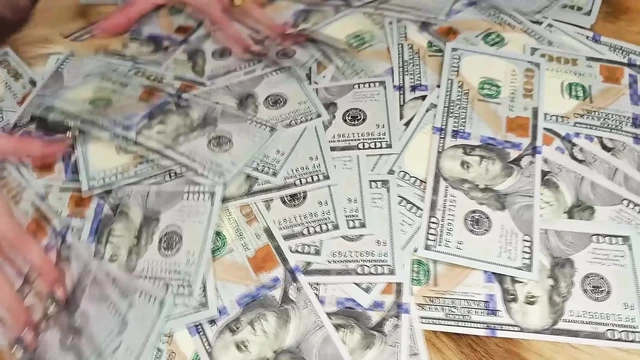 Son derece uzun stiletto tırnaklar ve deri çizmelere tapma