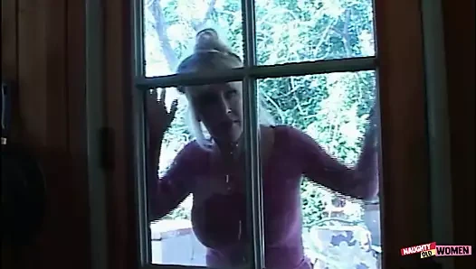 Tombul sarışın hatun sıkı orta yaşlı seksi amcığını acımasızca kullanmasına izin vererek delikanlıyı motive ediyor